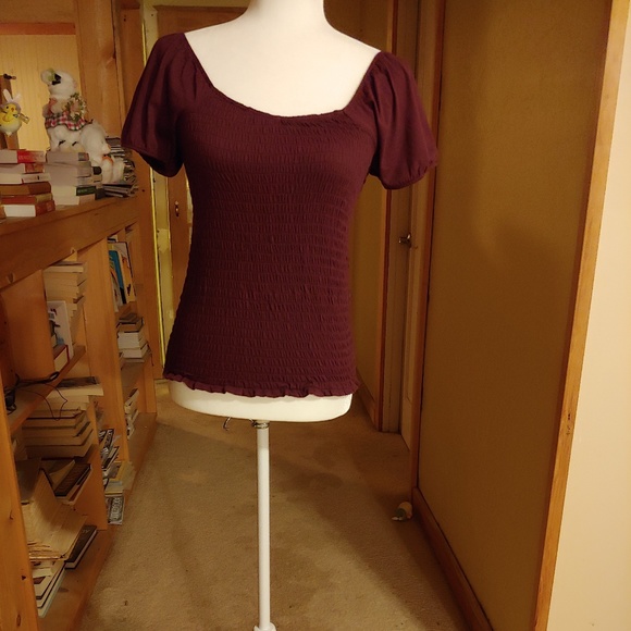 Aeropostale Tops - Aeropostalae. Crop. Smocked. Cap Sleeves. Aeropostale Tops - Aeropostalae. Crop. Smocked. Cap Sleeves.